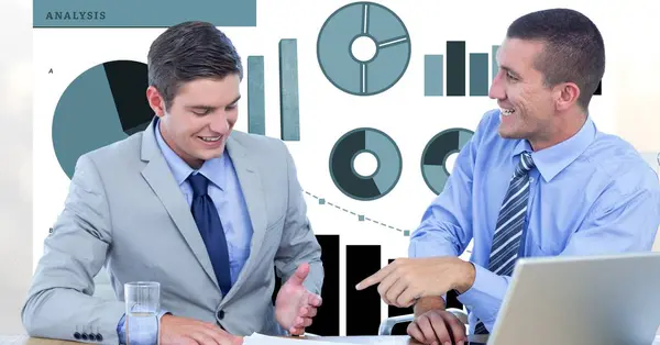 Hombres de negocios sonrientes discutiendo —  Fotos de Stock