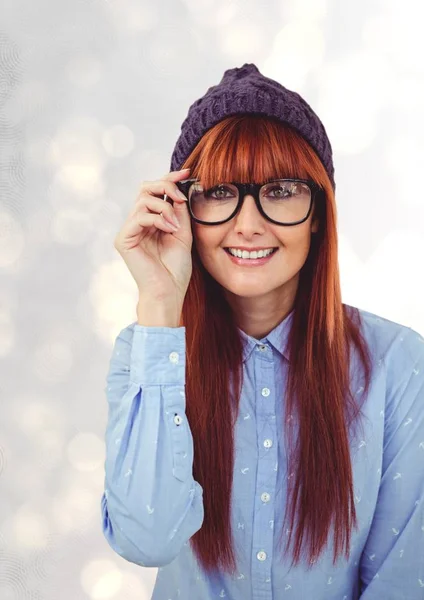 Retrato de hipster feminino ruivo feliz usando óculos e chapéu de malha — Fotografia de Stock