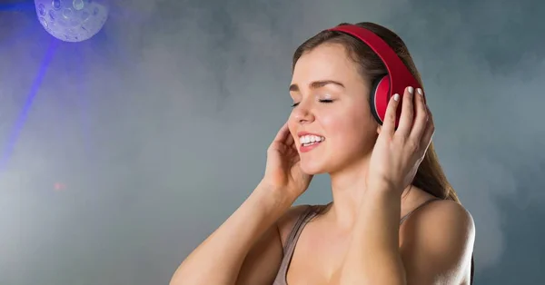 Mujer escuchando música en los auriculares —  Fotos de Stock