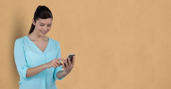 Affärskvinna som använder mobiltelefon — Stockfoto
