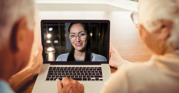 Pareja mayor teniendo video conferencia — Foto de Stock