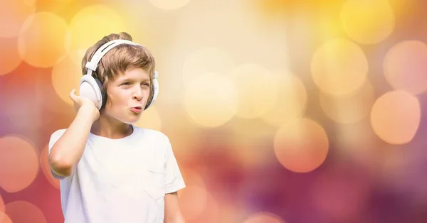 Menino ouvindo música em fones de ouvido — Fotografia de Stock