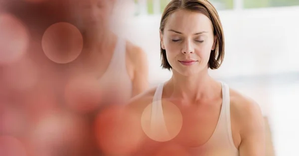 Frauen meditieren im Yoga-Studio — Stockfoto