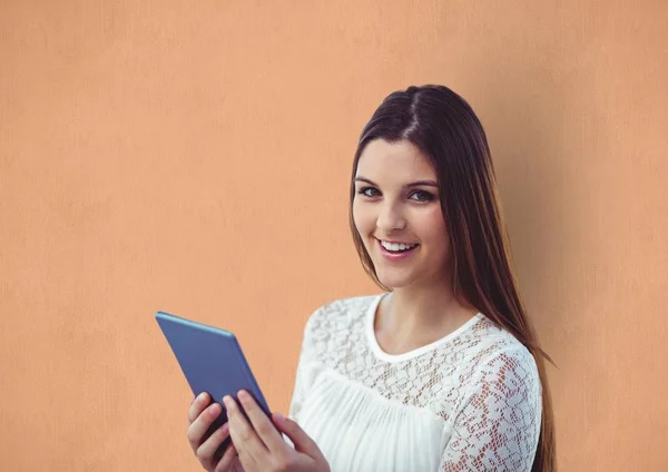 Dijital tablet tutan mutlu genç kadın — Stok fotoğraf