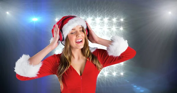 Femme en costume de Père Noël écouter de la musique sur casque — Photo