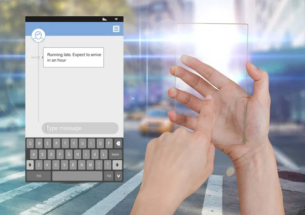 手触摸玻璃屏和社会媒体信使 App 界面对街路快迟到了 — 图库照片