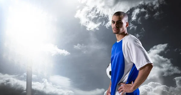 Jogador de futebol com a mão no quadril — Fotografia de Stock