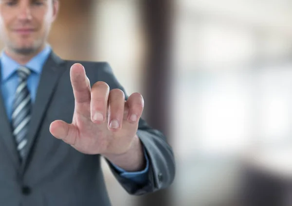 Affärsman som vidrör skärmen i office — Stockfoto