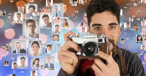 Compuesto Digital Fotógrafo Masculino Seguro Que Sostiene Cámara Rodeada Retratos —  Fotos de Stock