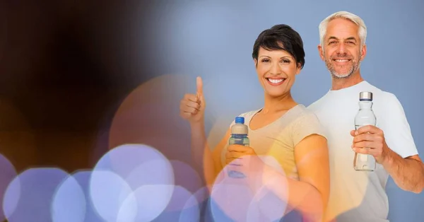 Felice uomo e donna con acqua — Foto Stock