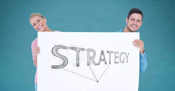 Freunde halten Werbetafel mit Strategie — Stockfoto