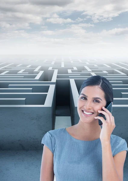 Businesswoman pomocí mobilního telefonu — Stock fotografie