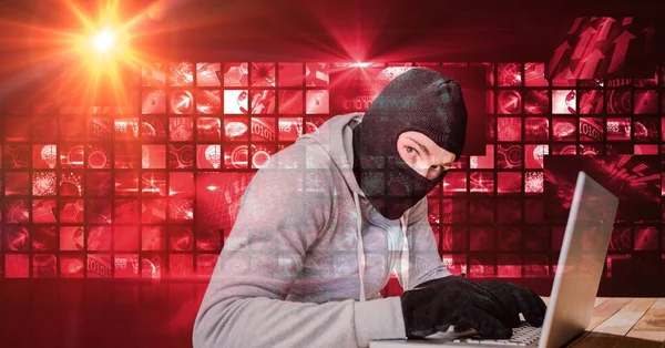 Хакер, використовуючи ноутбук — стокове фото