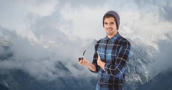 Hipster segurando cachimbo de fumar — Fotografia de Stock