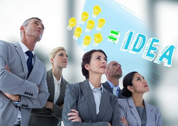 Gente di affari guardando lightbulb doodle contro sfocata ufficio grigio — Foto Stock