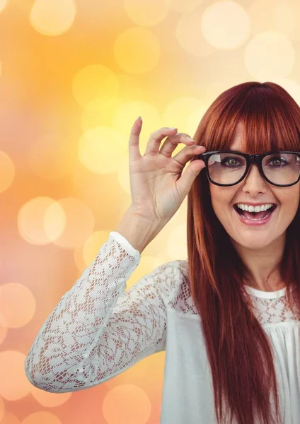 Glada kvinnlig hipster bär glasögon över bokeh — Stockfoto