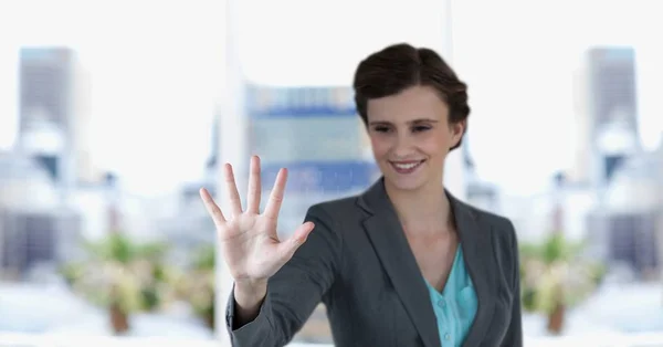 Glückliche Geschäftsfrau gestikuliert im Freien — Stockfoto