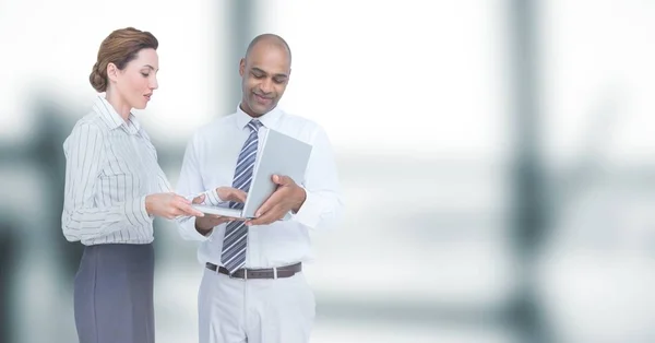 Gente de negocios usando computadora portátil en la oficina — Foto de Stock