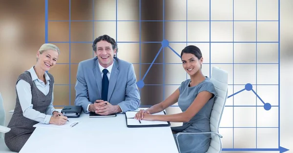 Zufriedene Geschäftsleute am Schreibtisch — Stockfoto