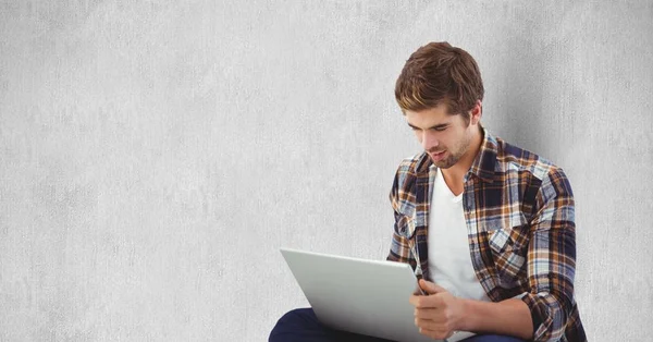 Hombre joven usando el ordenador portátil —  Fotos de Stock