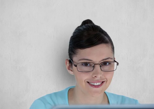 Empresária sorrindo enquanto fundo — Fotografia de Stock