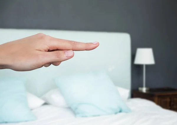 Hand pekar i luften i sovrum — Stockfoto