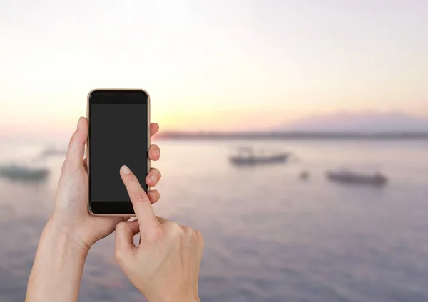 Hand att vidröra telefon — Stockfoto