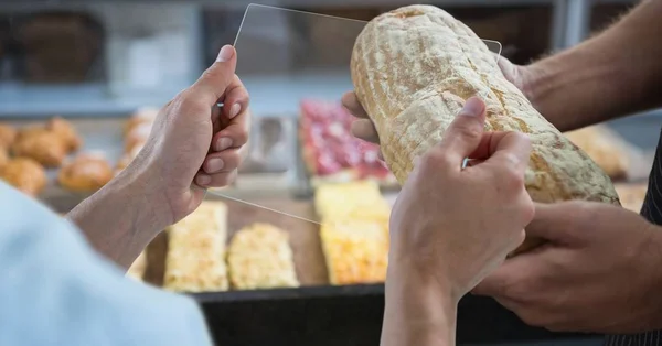 Kezében, kenyér fényképezés átlátszó eszközön keresztül — Stock Fotó