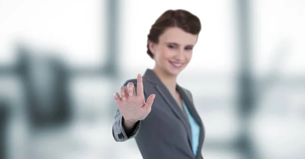 Geschäftsfrau berührt imaginären Bildschirm — Stockfoto