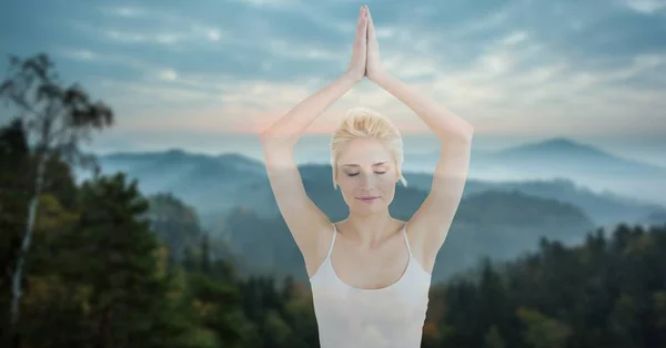 Dubbel exponering kvinna mediterar mot bergen — Stockfoto