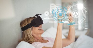 kadın dokunmadan futuristik ekran