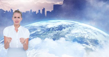 Dünya'ya karşı sıkışık elleri olan kadın