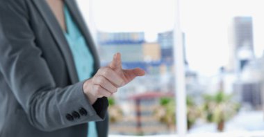 iş kadını ekrana dokunmak