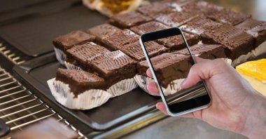 Brownie akıllı telefon üzerinde çekim el