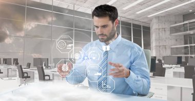  işadamı futuristik masa başında duran