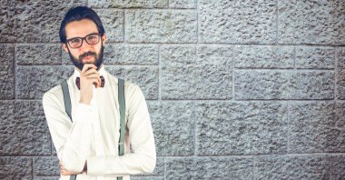 Çene üzerinde el ile kendine güvenen hipster