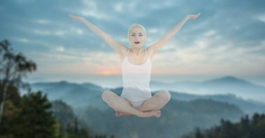 kadın Yoga havada gerçekleştirme 