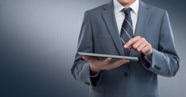 İş adamı bölüm tablet Donanma arka plan ile orta