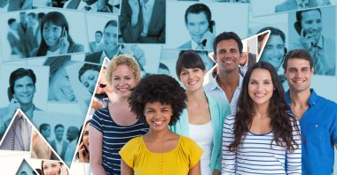  Grafik karşı gülümseyen rahat iş adamları