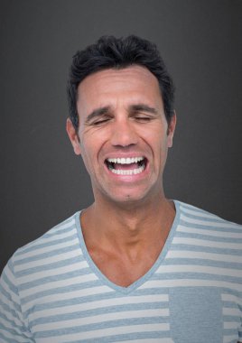 Gri duvara ağlayan adam