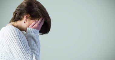 Ellerini yüzüne kadınla 