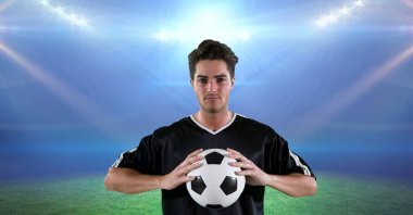 Kendine güvenen oyuncu holding futbol 