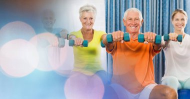 İnsanlar spor salonunda halter kaldırma