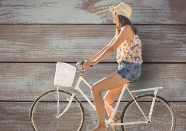  kadın binicilik döngüsü karşı ahşap duvar