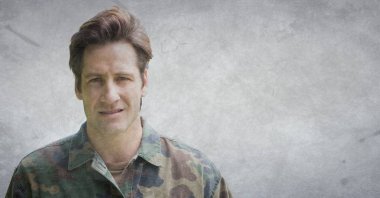 Asker grunge kaplaması ile beyaz duvara