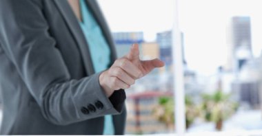 iş kadını ekrana dokunmak