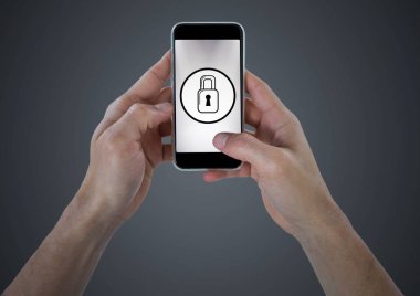 Ekranda bir smartphone ile asma kilit tutan eller yakın çekim