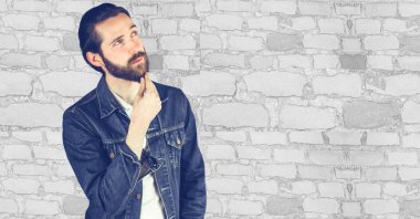 Düşünceli hipster uzağa arıyorsunuz