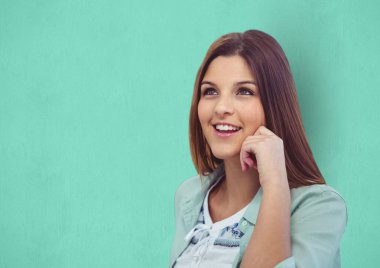 Düşünceli kadın hipster gülümseyen