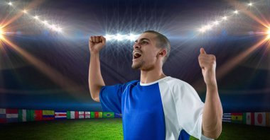 Futbolcu kaldırdı kollarını 